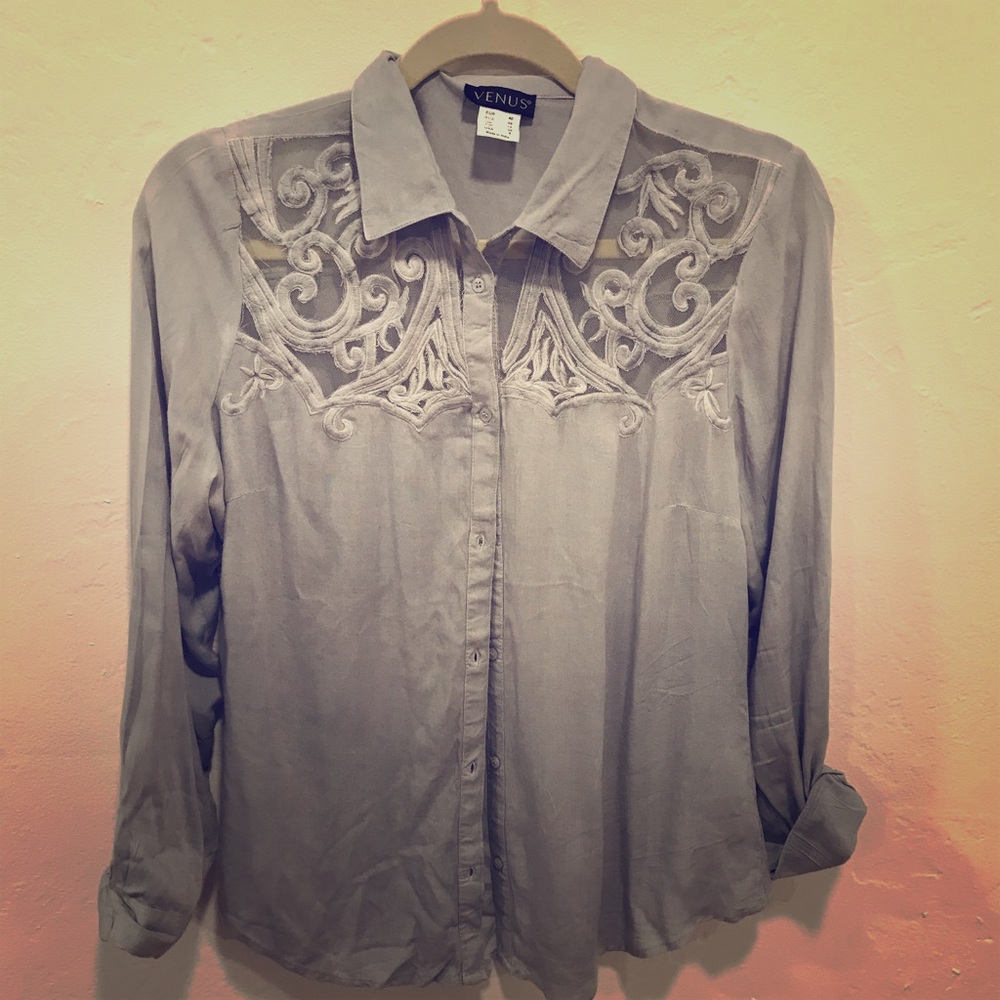 VENUS BLOUSE IN GREAT CONDITION! ❤️❤️❤️